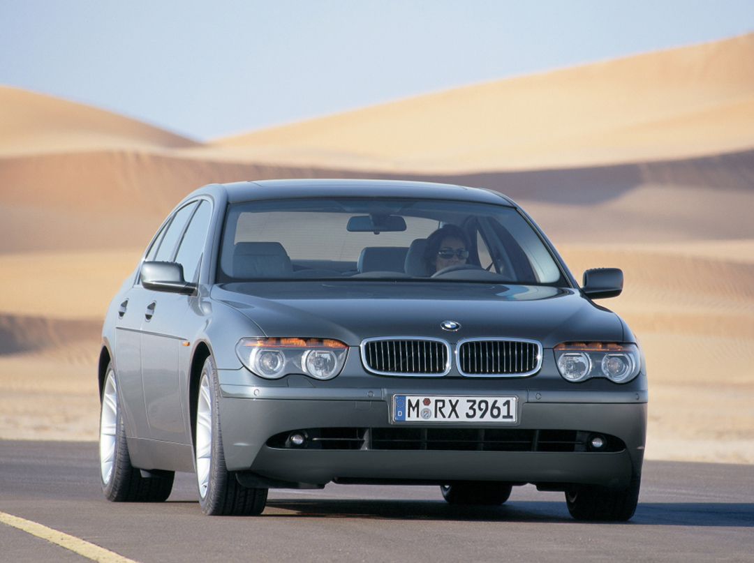 尤其是在中期改款时,宝马还对e65 7系最具争议的大灯,尾箱盖等设计