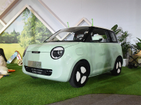 宏光神车地位不保？这款新车卖4万多，动力猛还有大屏