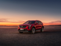 凯迪拉克XT4向左，冒险家向右 都是豪华SUV，谁最懂女生心？