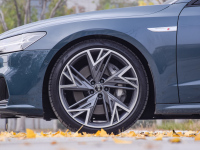 行政级车就一定显油腻？这几款车型 不仅年轻 更能享受个性注目礼！