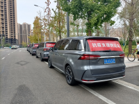 聚微光 战疫情    中国荣威护航蓉城最美“逆行者”