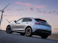 赢特斯拉难吗？华为说简单！这车一上市订单就破3万