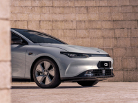 家用车标杆易主？燃油车的天花板！但碰上电车也犯难