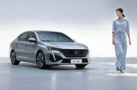 最美女足门将赵丽娜提车了！ 新408让188cm身高的人也能实现腿部自由