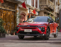 凡尔赛C5 X新车色“中国红”和刘畊宏共同探索更多凡尔赛生活