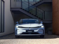 定义豪华电动轿车新标准 岚图追光全球首发亮相