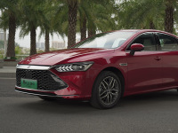 实测油耗2.76L！颜值配置很在线 9.98万起的比亚迪太香了？