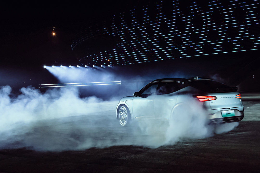 suv,竟拥有如此惊人的加速性能,而且还能做出如此漂亮,利落的漂移动作