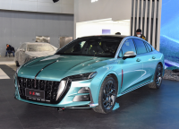 全系2.0T中置双出排气!还不到20万!这款红旗不比帕萨特香?