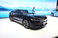 智能四驱+电动尾翼 岚图追光亮相上海车展