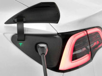 换一个接口 白嫖特斯拉的充电桩？这东西这么好 难怪都抢着用