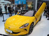 真正的纯电敞篷跑车！MG Cyberster国内首次公开展示惊艳众人