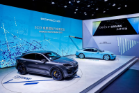 2023成都国际汽车展览会，艺术家丁乙用画作为 Taycan Turbo S赋予个性魅力