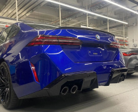 全新M5真容曝光！造型更激进+V8混动加持 超跑也不敢招惹它！
