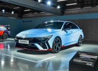 异形方向盘+大尺寸屏幕 智界S7内饰谍照曝光