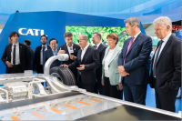 宁德时代于IAA发布新品大秀肌肉，德国总理参观展台