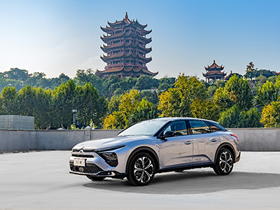 跨越古今 美美与共，当两周年的凡尔赛C5 X邂逅1800周岁黄鹤楼