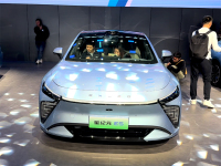 奇瑞系纯电最强战力！车展实拍星纪元ES 氛围灯神似宝马7系?