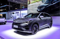 广州车展现家车天花板？极狐汽车阿尔法T5全球首秀引围观