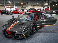 每一辆都独一无二且价值千万 来香港看这些超跑真是太爽了！