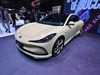 纯电续航1000公里！这新车能干趴SU7？