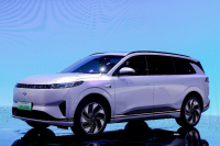 东风奕派北京车展再上新,家庭智能大型SUV eπ008预售五小时订单破万