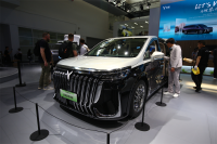 推个性高定平台 新岚图梦想家北京车展亮相