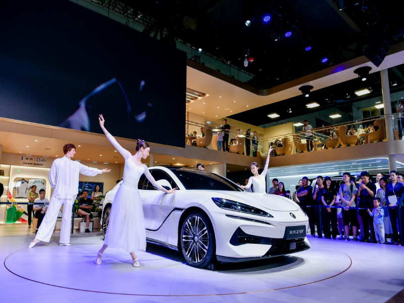 腾势Z9GT华南首秀!腾势汽车携超强产品矩阵登陆2024粤港澳大湾区车展