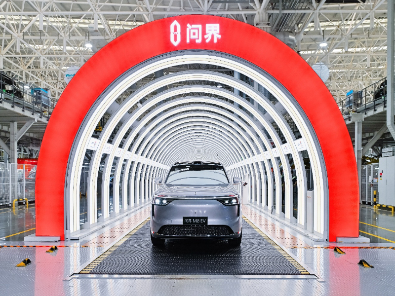 问界M8纯电版开启全国交付,赛力斯张兴海为首批用户交车