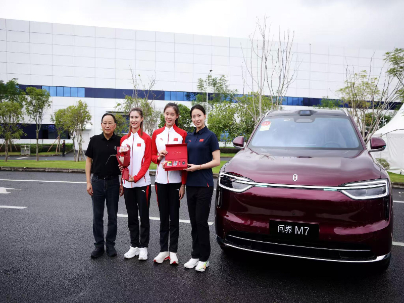 全新问界M7首批用户在工厂验收提车,全国同步开启新车交付
