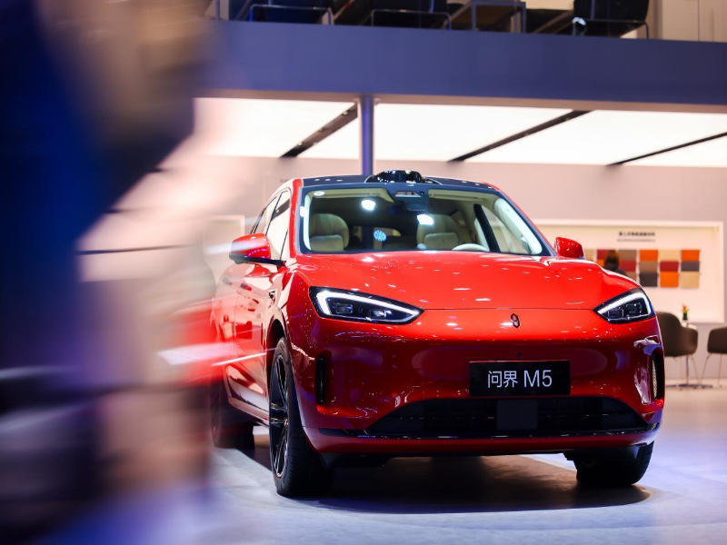 一眼心动！“陆地小坦克”问界新M5 Ultra亮相广州车展