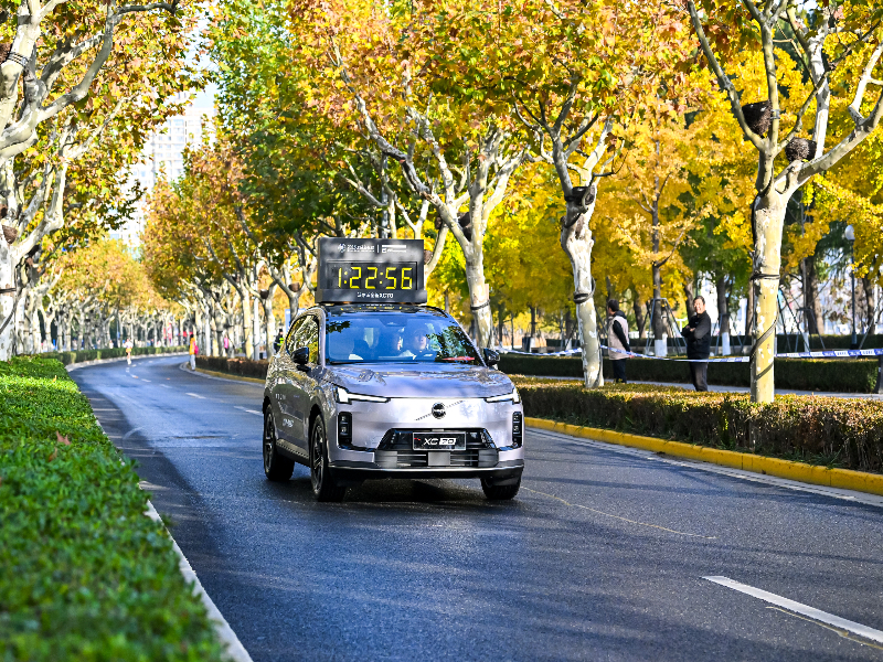 沃尔沃全新XC70全力护航2025上海马拉松