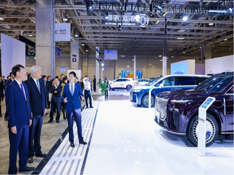 最霸气的华系SUV岚图泰山亮相澳门车展 开启全球化新篇章