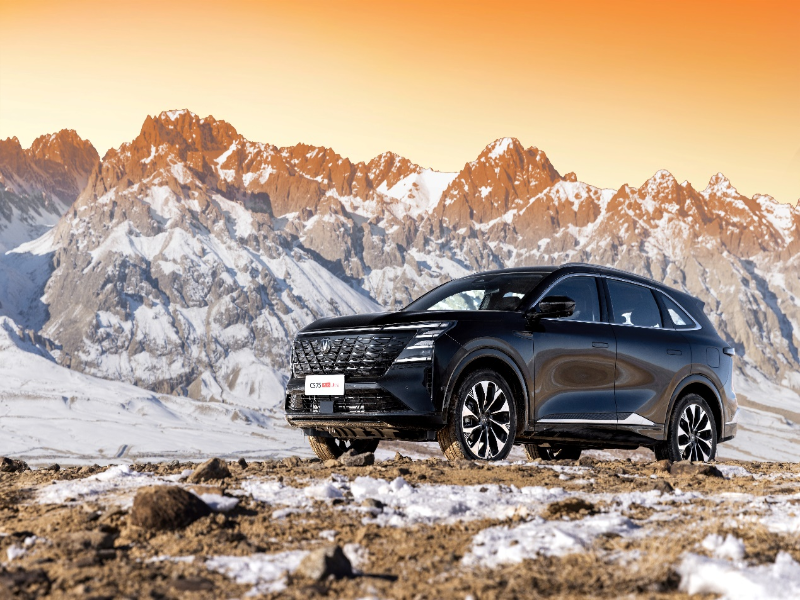 钢筋铁骨，冰上飞驰！长安第四代CS75PLUS创“冰面跳台飞跃距离最远”吉尼斯世界纪录