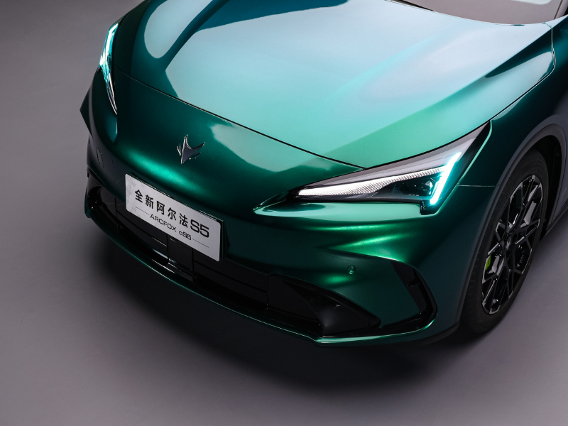 年轻人的第一台轿跑可以更新了，极狐全新阿尔法S5预售补贴价11.28万起