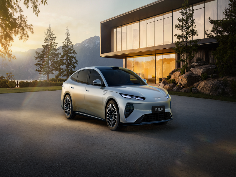 颜值封神！海洋美学2.0加持，比亚迪海洋网海豹08惊艳首秀